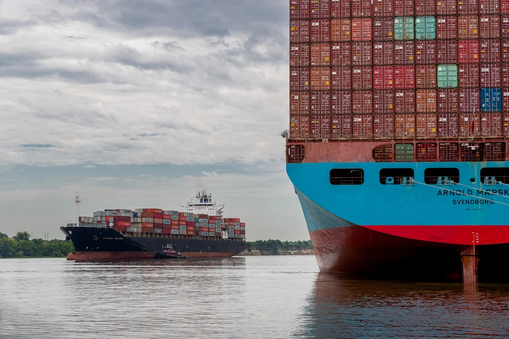 Container vessel loading at port